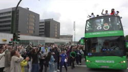 Miles de racinguistas acompa&ntilde;an al autob&uacute;s descapotable en la celebraci&oacute;n del ascenso a Primera del Racing