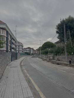 Noja inicia la renovación de la calle Los Nogales con nuevo asfaltado y mobiliario y mejora de aceras