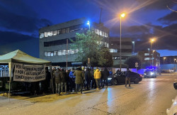 Ocho furgones policiales custodian Aspla en el tercer día de huelga, que transcurre con tranquilidad
