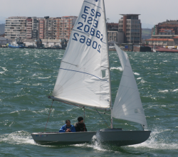 Otro año más, y van 12 seguidos, el Snipe Chiqui IV inscribe su nombre en la peana del trofeo más antiguo de la Vela española, la Copa Gallo