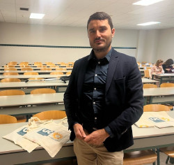 Profesor de Latín defiende en Torrelavega la vigencia de una lengua "que aporta bagaje cultural"