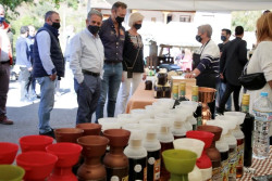 Revilla reivindica la "calidad &uacute;nica" del producto lebaniego en su visita a la VI Feria `Hechu en Li&eacute;bana`