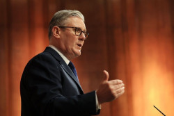 Starmer aborda con Zelenski la "colaboraci&oacute;n en la industria de defensa"