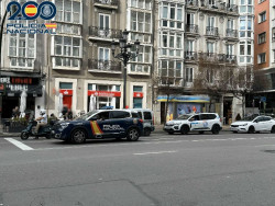 Tira al suelo a una anciana en un ascensor, le pisa la espalda y le arranca una cadena del cuello