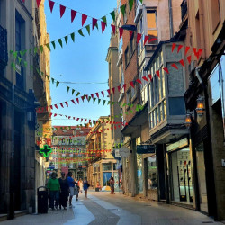 Torrelavega abre el plazo para que los comercios sooliciten la instalación de banderines durante La Patrona