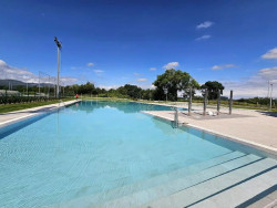 Torrelavega cierra la piscina grande de Tanos por excrementos en el agua