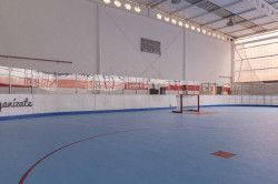 Torrelavega instala un nuevo cerramiento en la pista de hockey del pabellón Mies de Vega