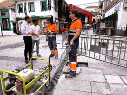 Torrelavega pone a punto las aceras de varias calles antes de la celebración de las fiestas de La Patrona