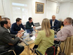 Torrelavega traslada a Hostelería la voluntad de colaborar en la regulación de terrazas y pisos turísticos