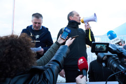 Trabajadores y empleados de oficinas de ASPLA entran a la fábrica escoltados por la Policía