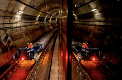 Un F&oacute;rmula 1 de Oracle Red Bull Racing circula por primera vez por los ra&iacute;les del Metro de Madrid