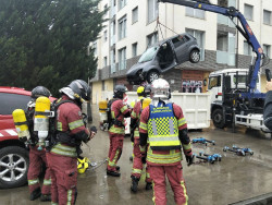 Un total de 17 bomberos de Torrelavega se forman sobre incendios en garajes subterr&aacute;neos y veh&iacute;culos el&eacute;ctricos