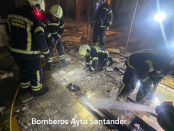 Unos 25 desalojados de dos hoteles de Hernán Cortés tras incendiarse de madrugada una sucursal bancaria